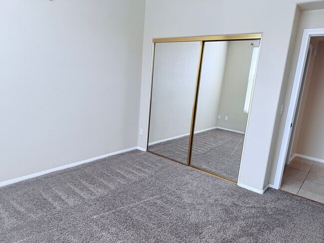 Building Photo - Spacious 2 bedroom 2 bath condo
