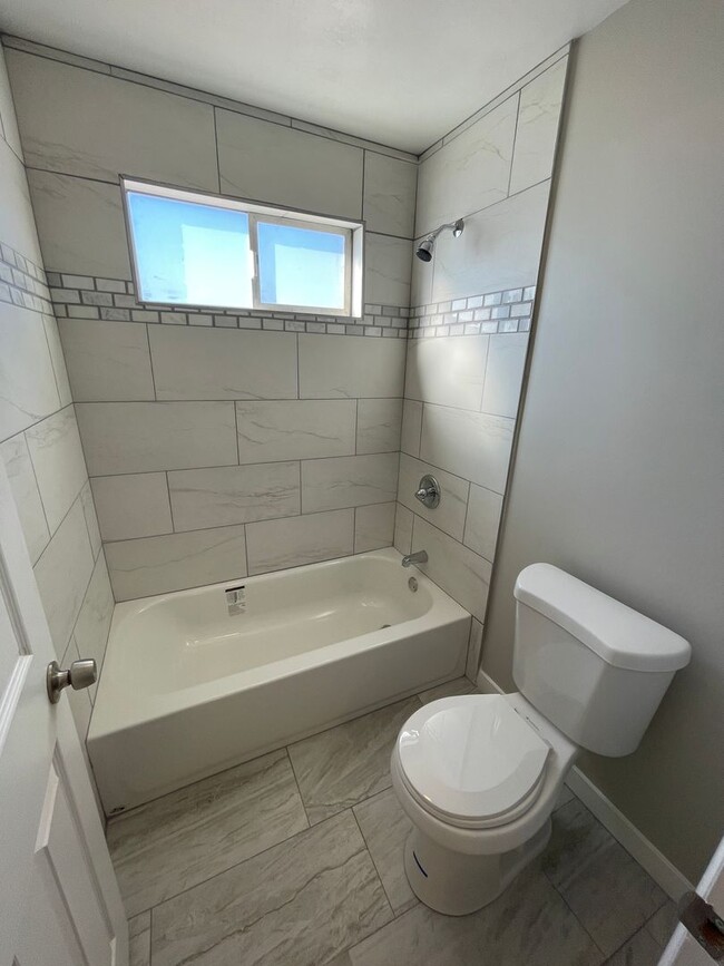 Building Photo - 4 Bed/1.5 Home Bath in Ogden