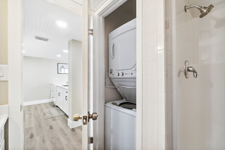 Building Photo - 8815 Thomas Dr