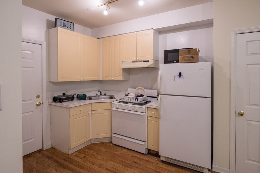 Building Photo - 922 W Dakin St
