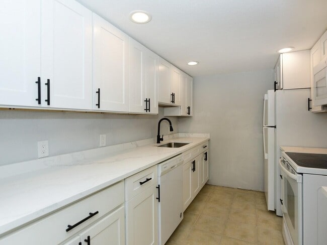 Building Photo - 2560 S Ocean Blvd