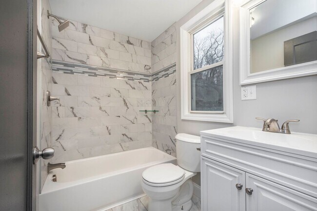Building Photo - Stunning 2 bedroom home in Brookline available July 15!