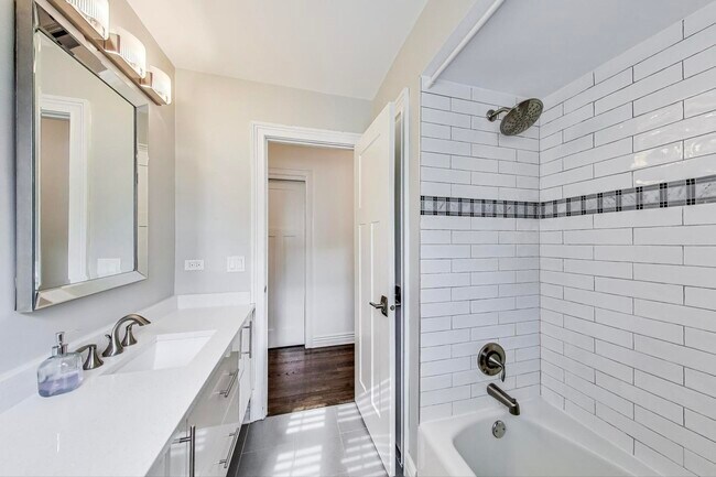Building Photo - 511 S Dwyer Ave