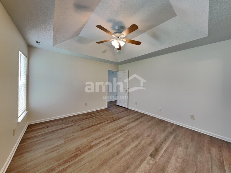 Building Photo - 821 Barbee Farm Dr
