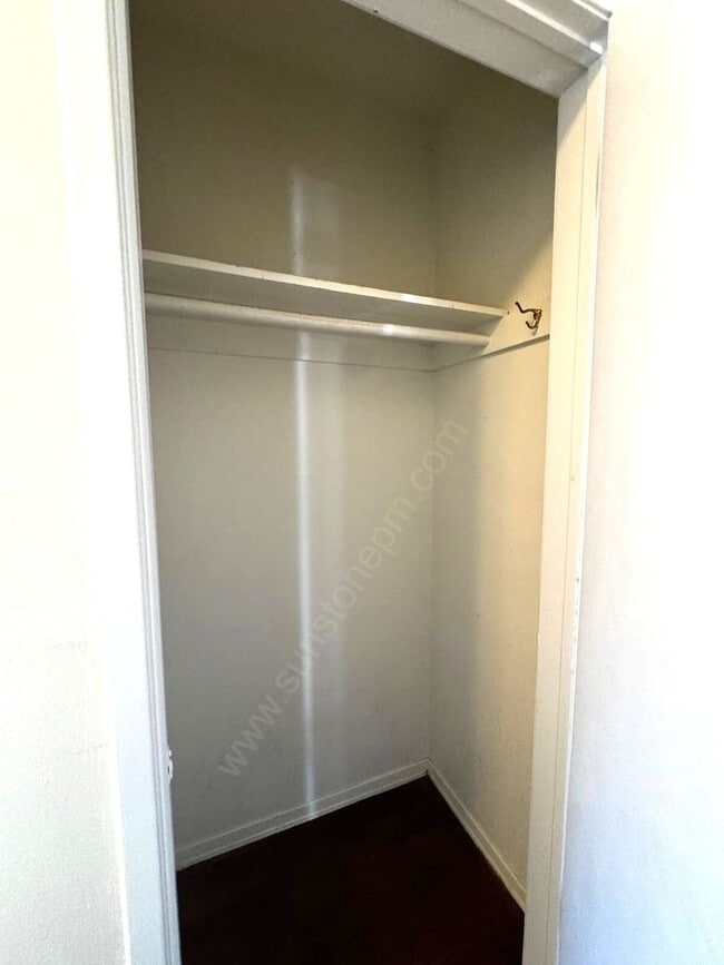 Building Photo - Stunning 3 Bedroom, 2 Bathroom Home on a L...