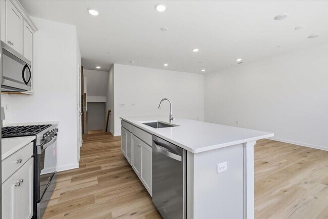 Building Photo - 200 Balsam St