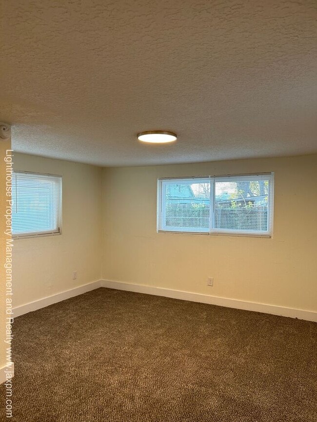 Building Photo - Beautiful 5 Bedroom Home With Modern Updates Throughout