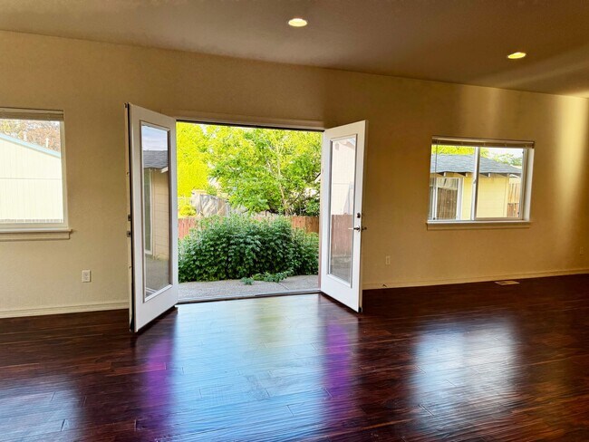 Building Photo - Spacious 3-4 Bedroom Home with Low Mainten...
