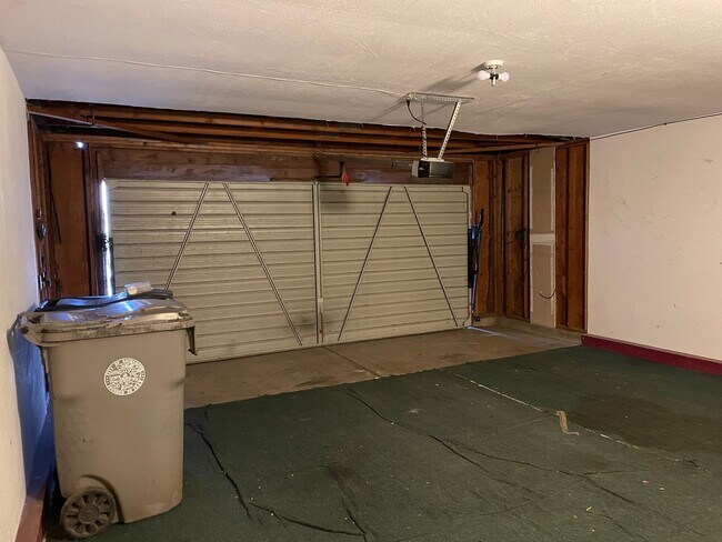 Building Photo - 3 Bedroom 2 Bathroom in Pocket