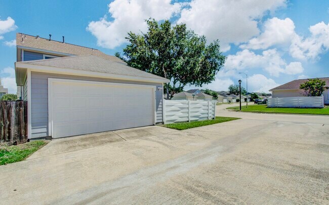 Building Photo - 6117 Settlers Square Ln