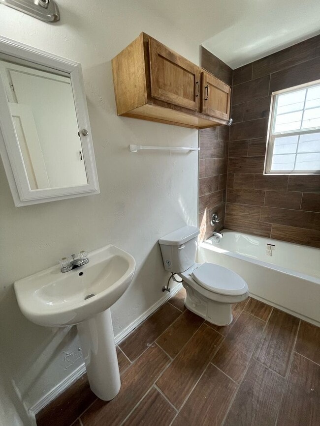 Building Photo - Del City Three Bedroom - Complete Remodel!