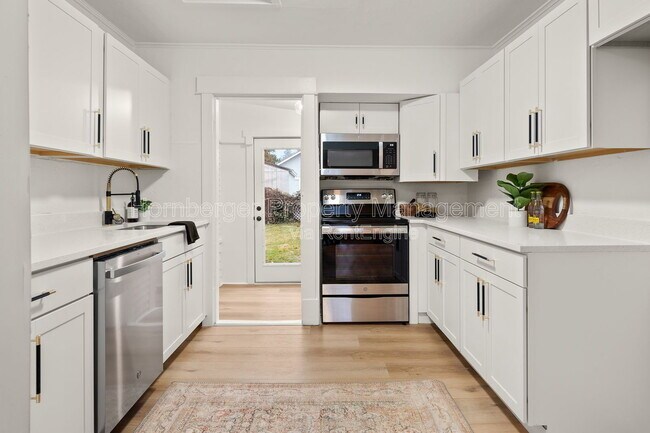 Building Photo - 627 E Wellesley Ave