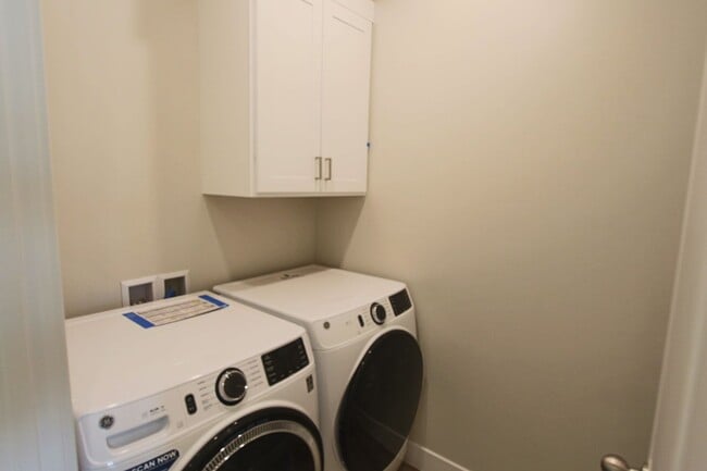 Building Photo - LIKE NEW: 2170+ SQFT and majestic VIEWS  3 Br 2.5 Ba 2 Car garage