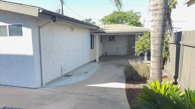 Building Photo - 3BD/2BA, Large Rooms, Patio!