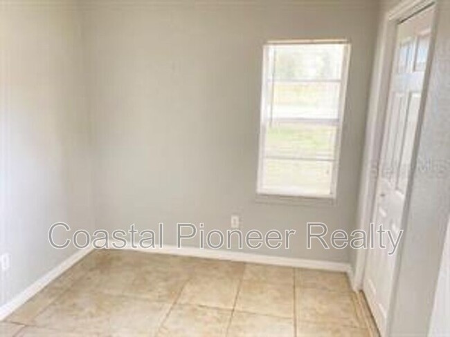 Building Photo - 3015 Deleuil Ave