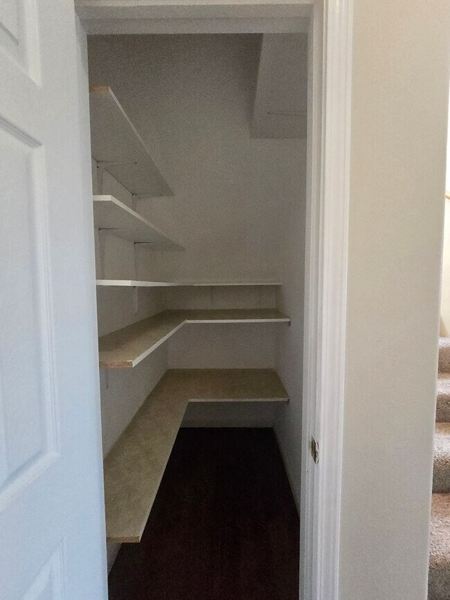 Building Photo - Amazing 4 bed/3 bath home