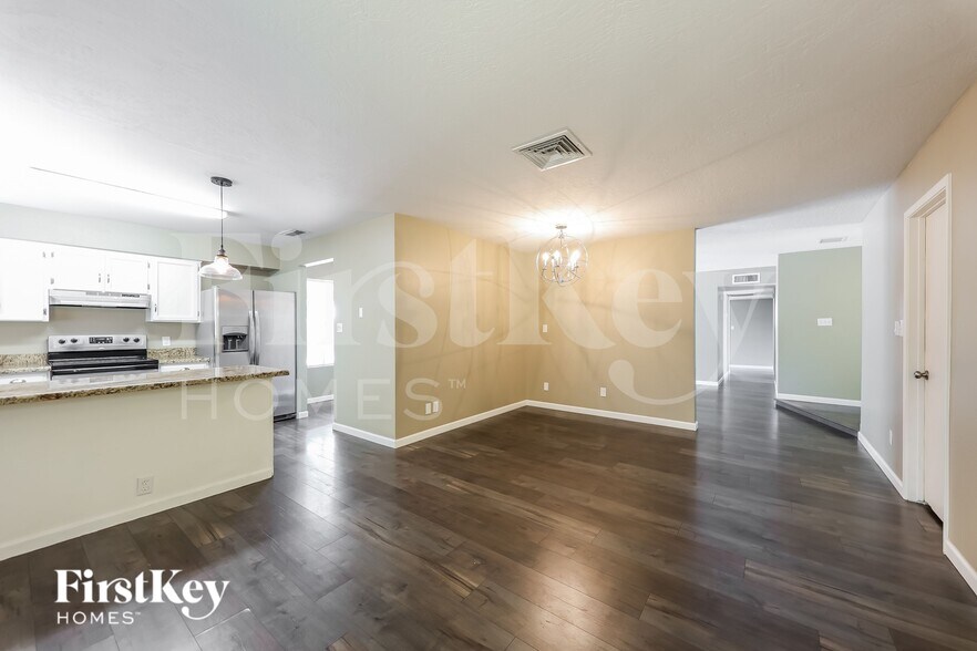 Building Photo - 2915 W Danbury Dr