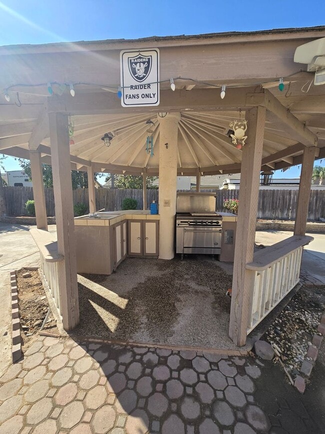 Building Photo - 4 BR + Flex 2 BA Available 9/15