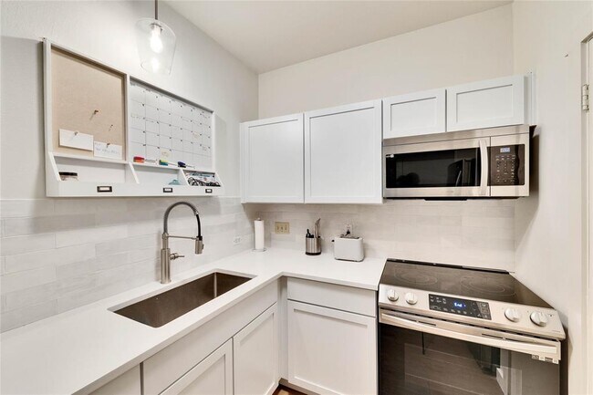 Building Photo - 2216 San Gabriel St