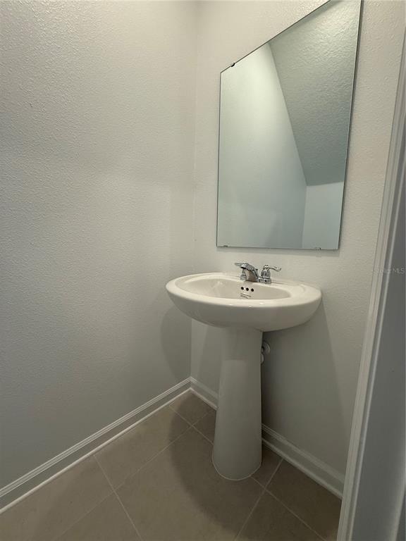 Building Photo - 2528 Absolute Ave