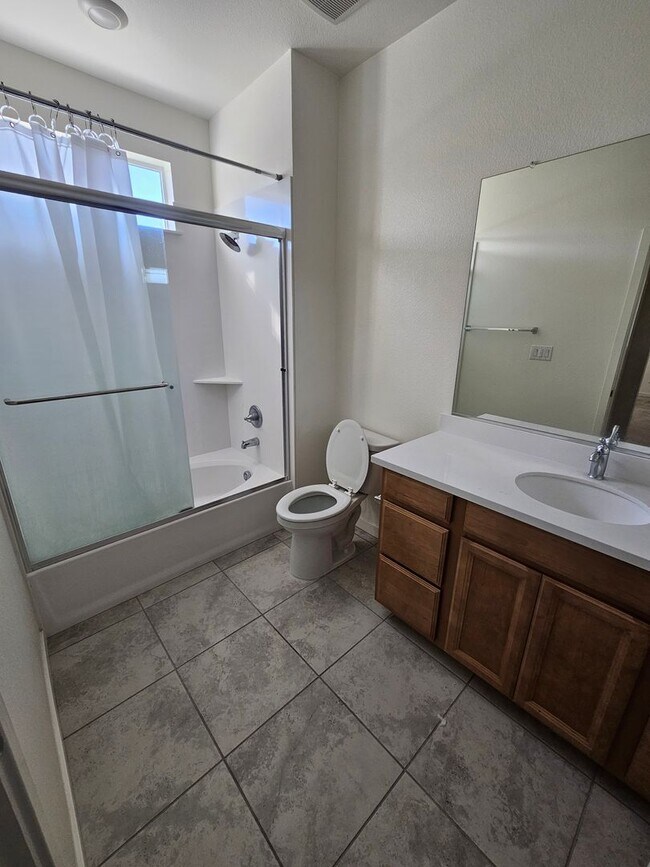 Building Photo - LOCATION, LOCATION, LOCATION 2 bedrooms an...
