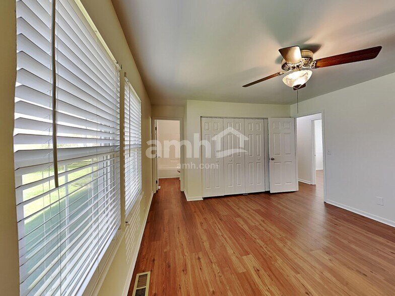 Building Photo - 2211 Siesta Dr