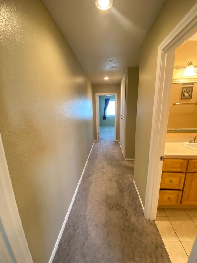 Building Photo - Two Bedroom Huntington Beach Townhouse w/ ...