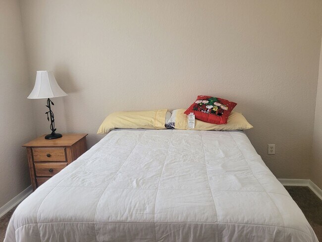 Building Photo - 3 bedroom, 2 bath rental in the Royal High...