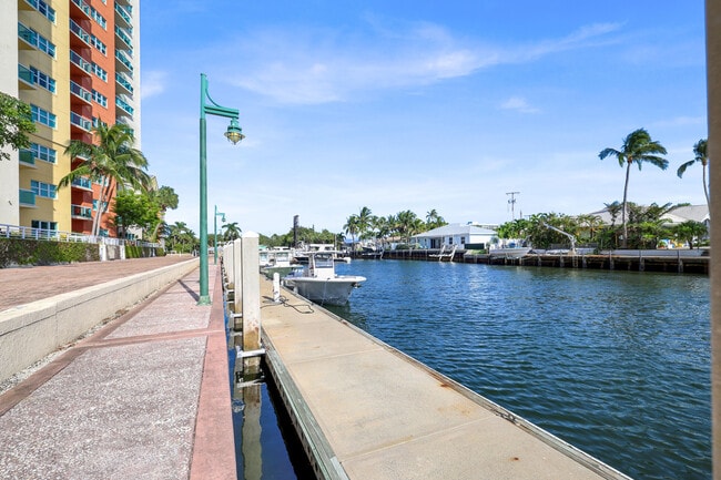 Building Photo - 2650 Lake Shore Dr