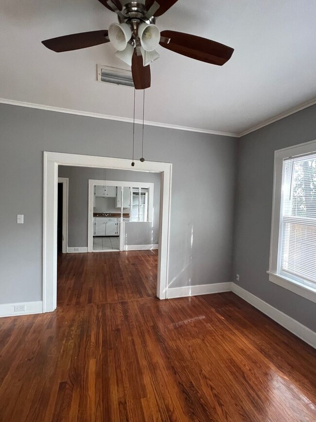 Building Photo - 1 Bedroom 1 Bath Duplex in the Broadmoor, ...