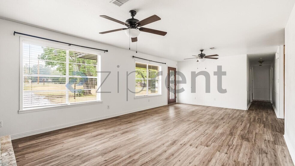 Building Photo - Unit