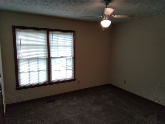 Building Photo - Duplex in Hope Mills!