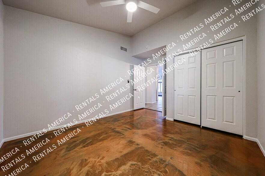 Building Photo - 1243 W Iris Dr