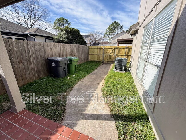 Building Photo - 2326 Summer Pl Dr