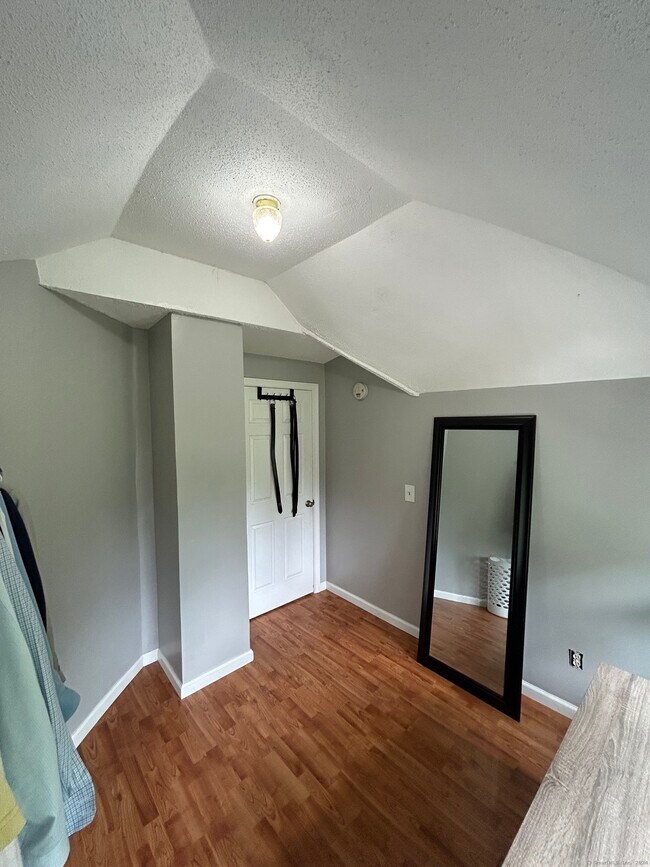 Building Photo - 647 E Main St