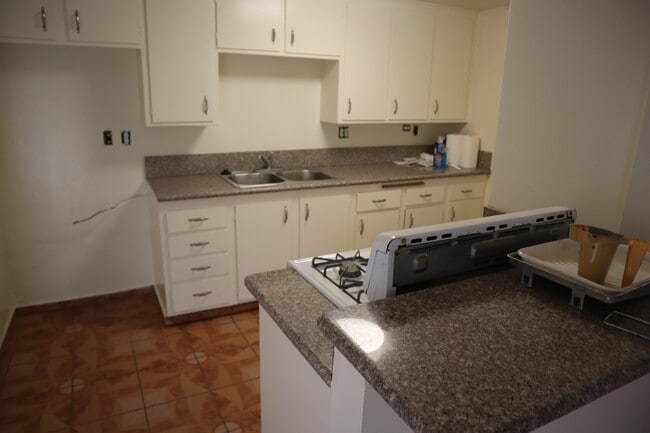 Building Photo - Apple Valley, 3 Bedroom, 2 Bathrooms, 1/2 acre property, Fully fenced