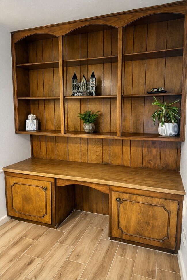 Building Photo - 361 N Post Oak Ln