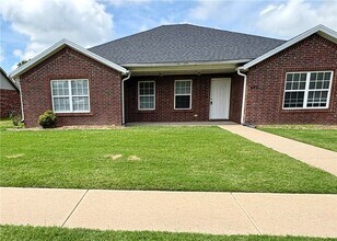 Building Photo - 691 N Meadowlands Dr