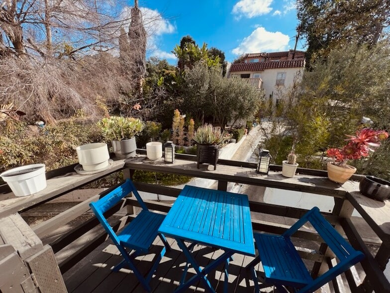 Upstairs Private Outdoors - 912 Sanborn Ave