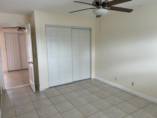 Building Photo - 1050 E Sample Rd