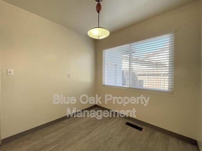 Building Photo - 6 Begonia Ln