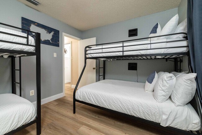 Building Photo - 8467 Willow Creek Dr