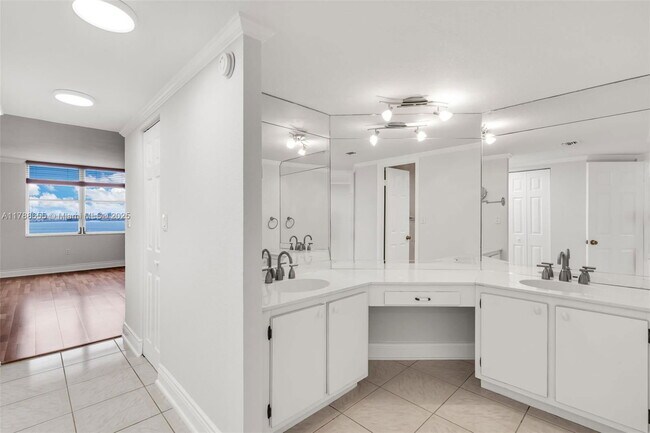 Building Photo - 2333 Brickell Ave