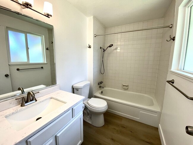 Building Photo - 3 bedroom 2 Bath 2 Car Garage Single Level...