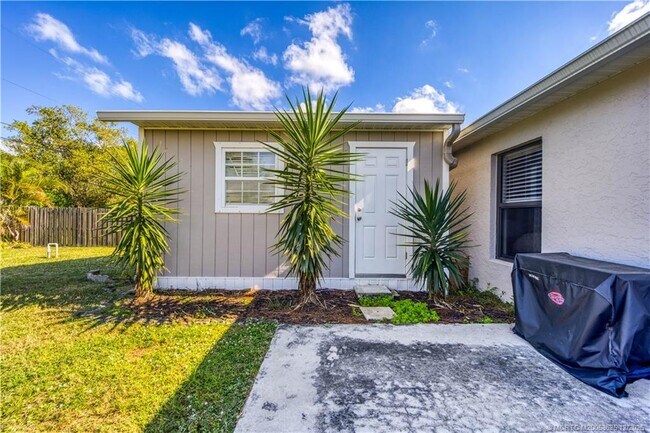 Building Photo - 2141 SW Janette Ave