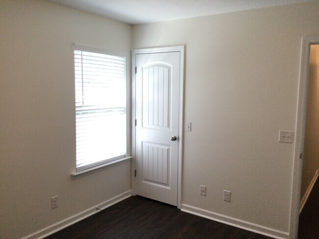 Building Photo - 202 Sterling Dr