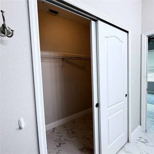 Building Photo - 13565 Fountainbleau Dr