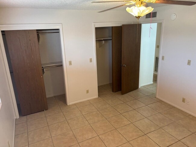 Building Photo - 4218 E Crescent Ave