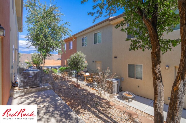 Building Photo - DOG-FRIENDLY 3 Bedroom Townhome with INTER...