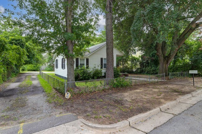 Building Photo - Charming 3-Bed Home in Olympia – Steps fro...